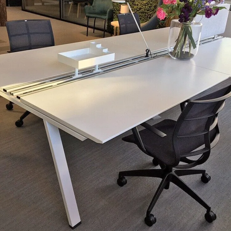 Vario Groot Bureau – Twee keer Duo Bureau – 4 Werkplekken van € 4.030,- voor € 975,-