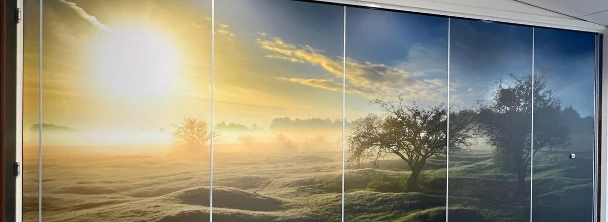 Visuals op scheidingswanden plaatsen
