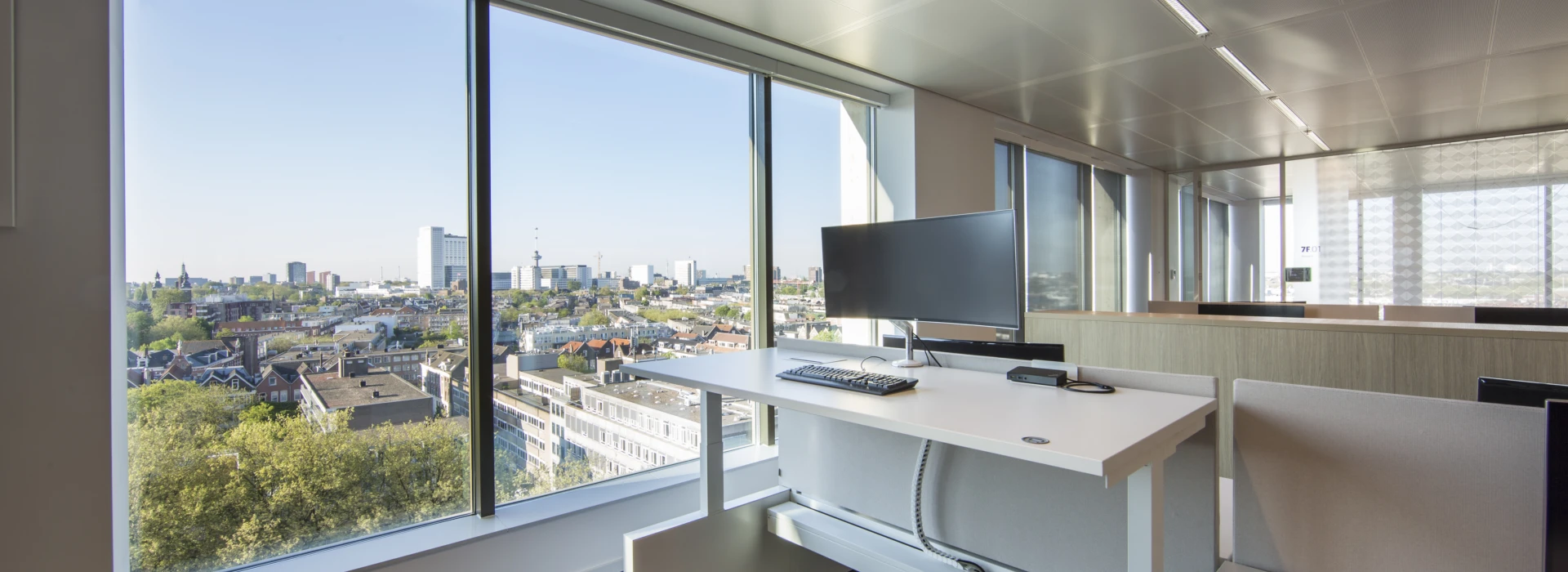 Zit-sta bureaus van Nederlandse fabrikanten