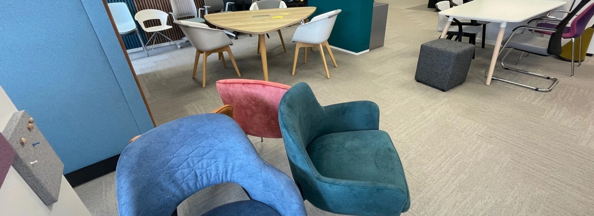 Showroomopruiming kantoormeubilair