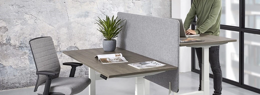 Versluis zit sta bureaus