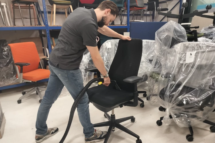 Wat zijn de mogelijkheden voor de reiniging en reparatie van bureaustoelen?