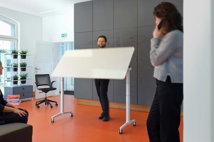 MOVE - het tafelsysteem met een coole move: een klaptafel die meer doet dan alleen opklappen