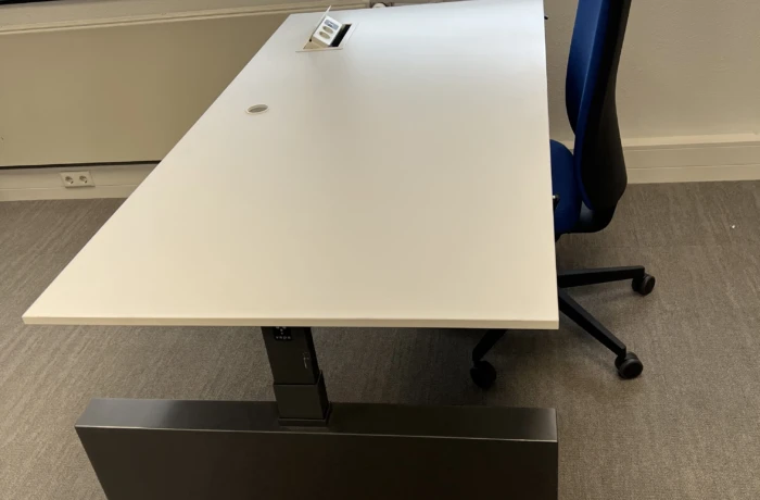 Vepa hoog/laag bureau 180 x 90 voor € 150,-