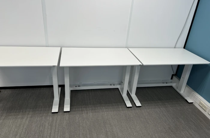 Hoogte instelbaar bureau van 100 x 60 cm voor € 50,-