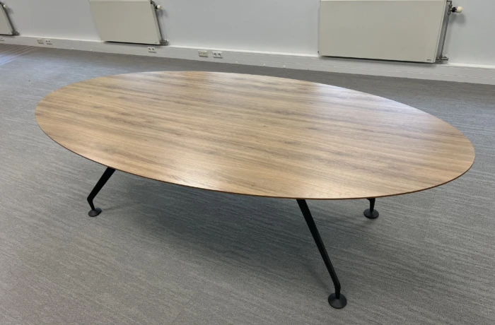 Ellips vergadertafel van 260 x 120 cm voor € 350,-