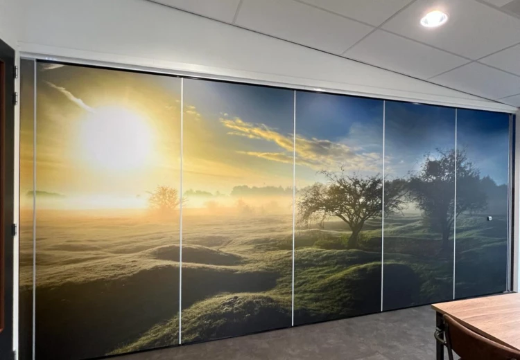 Visuals op scheidingswanden plaatsen