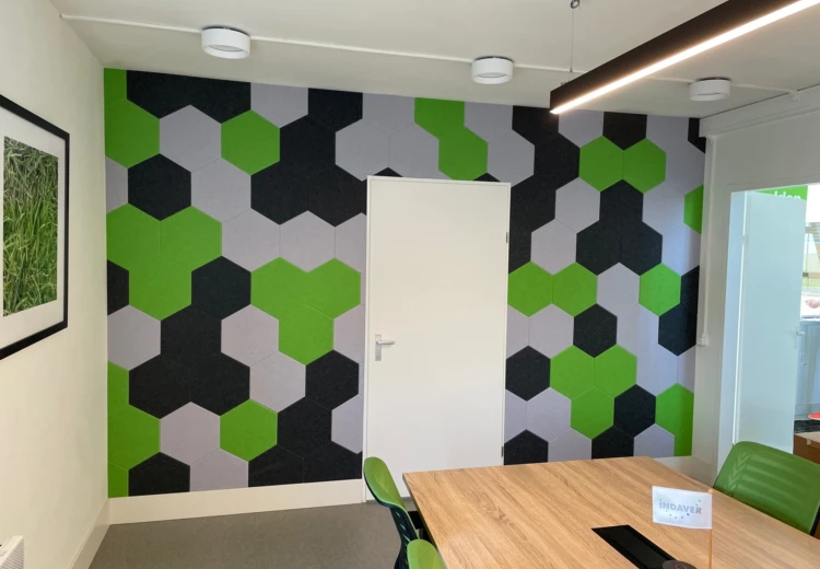 Referentie akoestische vilt panelen in hexagon vorm