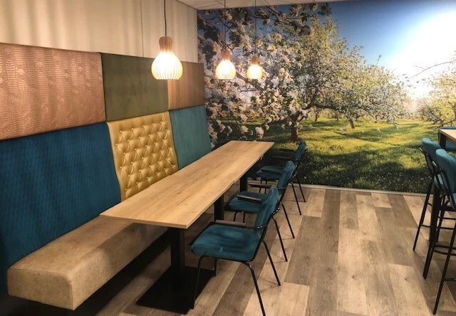 Ref kantine treinbank visuals kolomtafel satelliet stoelen en krukken Passes