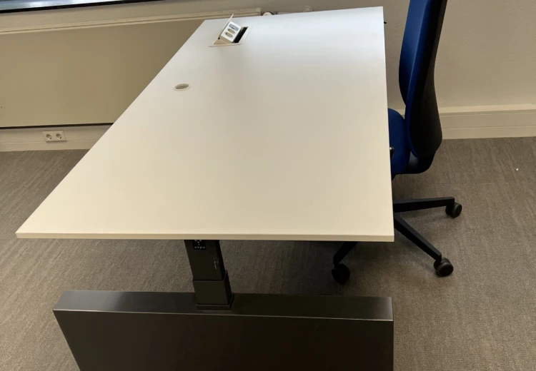 Vepa hoog/laag bureau 180 x 90 voor € 150,-