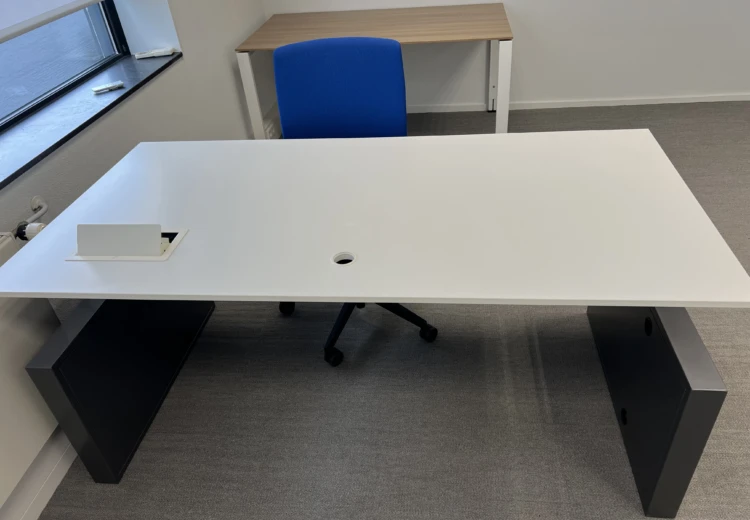 Vepa hoog/laag bureau 180 x 90 voor € 150,-