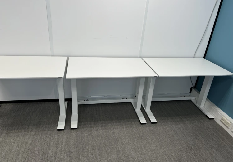 Hoogte instelbaar bureau van 100 x 60 cm voor € 50,-