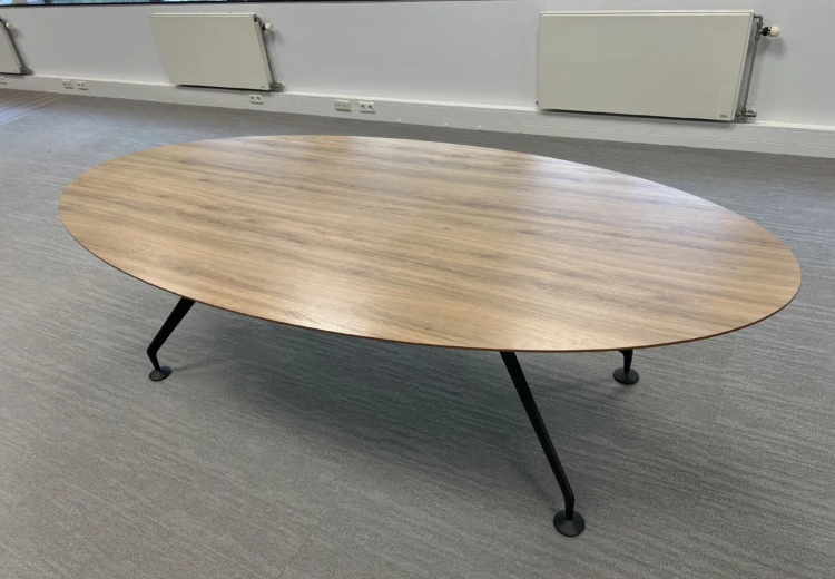 Ellips vergadertafel van 260 x 120 cm voor € 350,-