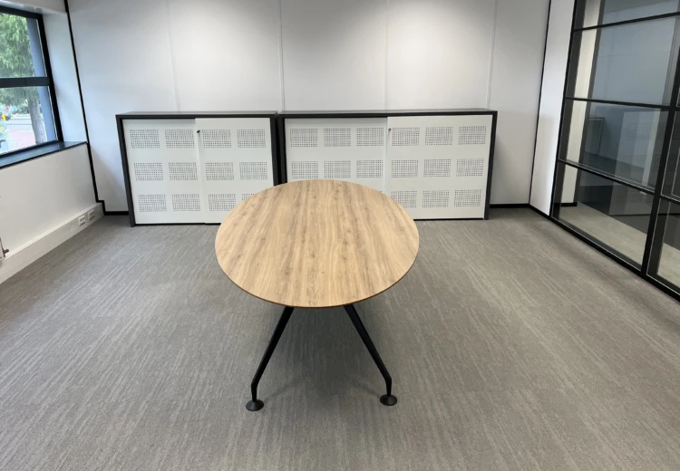 Ellips vergadertafel van 260 x 120 cm voor € 350,-