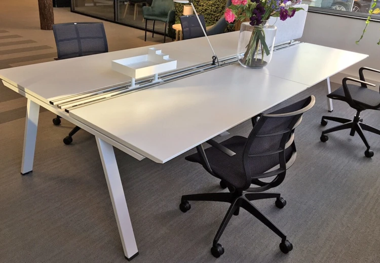 Vario Groot Bureau – Twee keer Duo Bureau – 4 Werkplekken van € 4.030,- voor € 975,-