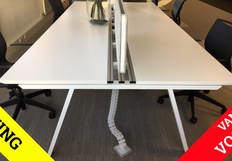 Vario Groot Bureau – Twee keer Duo Bureau – 4 Werkplekken van € 4.030,- voor € 975,-