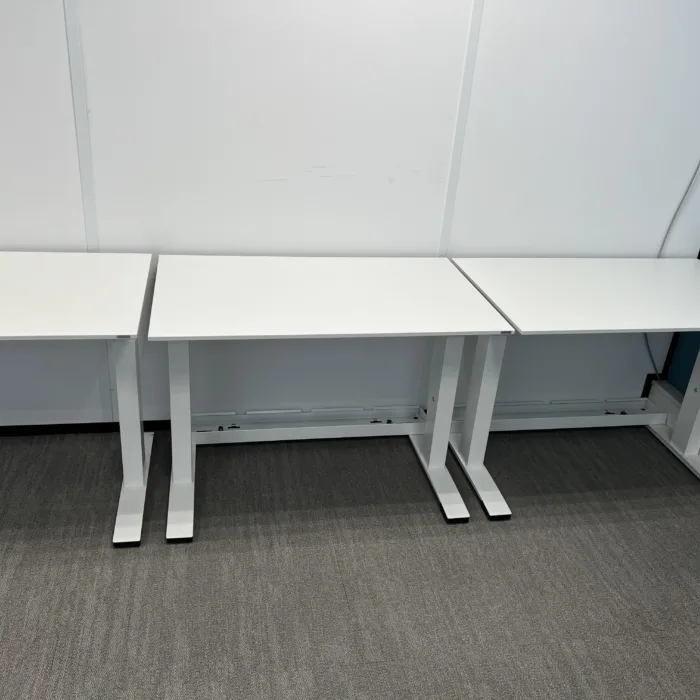 Hoogte instelbaar bureau van 100 x 60 cm voor € 50,-