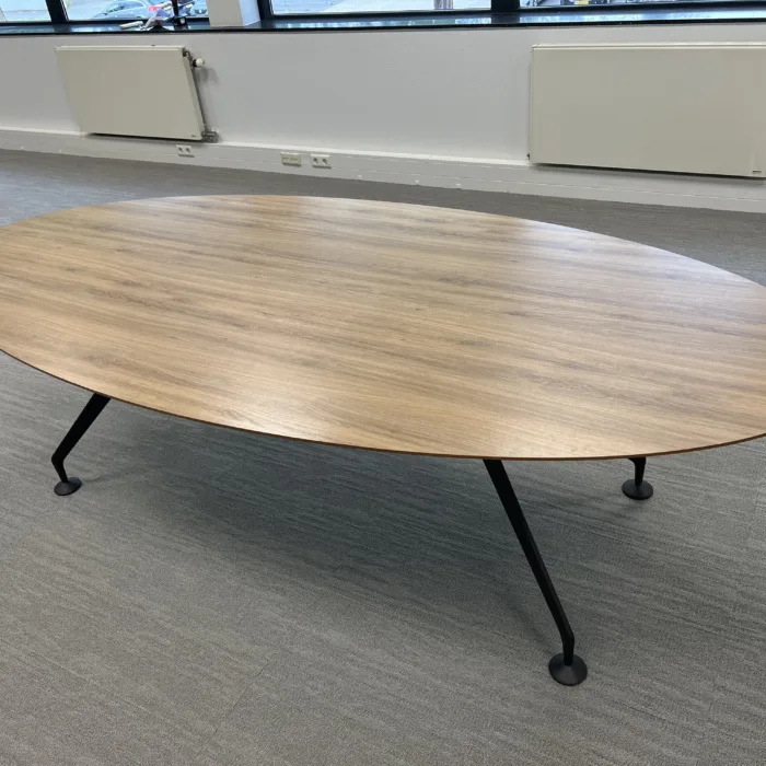 Ellips vergadertafel van 260 x 120 cm voor € 350,-