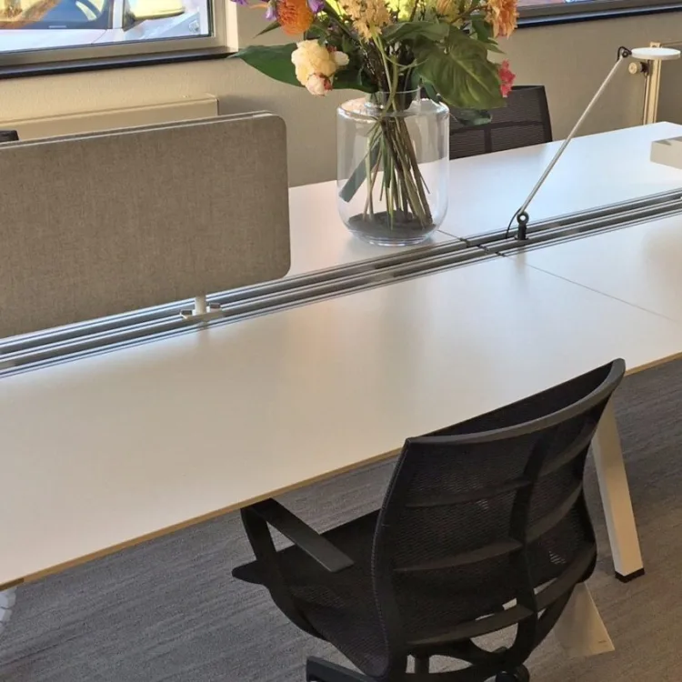 Vario Groot Bureau – Twee keer Duo Bureau – 4 Werkplekken van € 4.030,- voor € 975,-