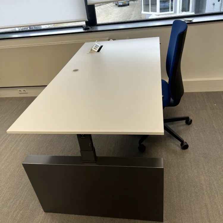 Vepa hoog/laag bureau 180 x 90 voor € 150,-