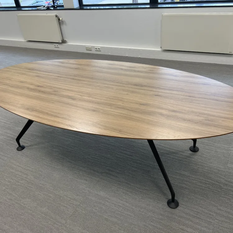 Ellips vergadertafel van 260 x 120 cm voor € 350,-
