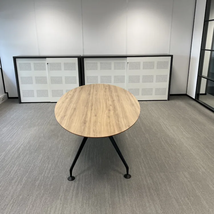 Ellips vergadertafel van 260 x 120 cm voor € 350,-