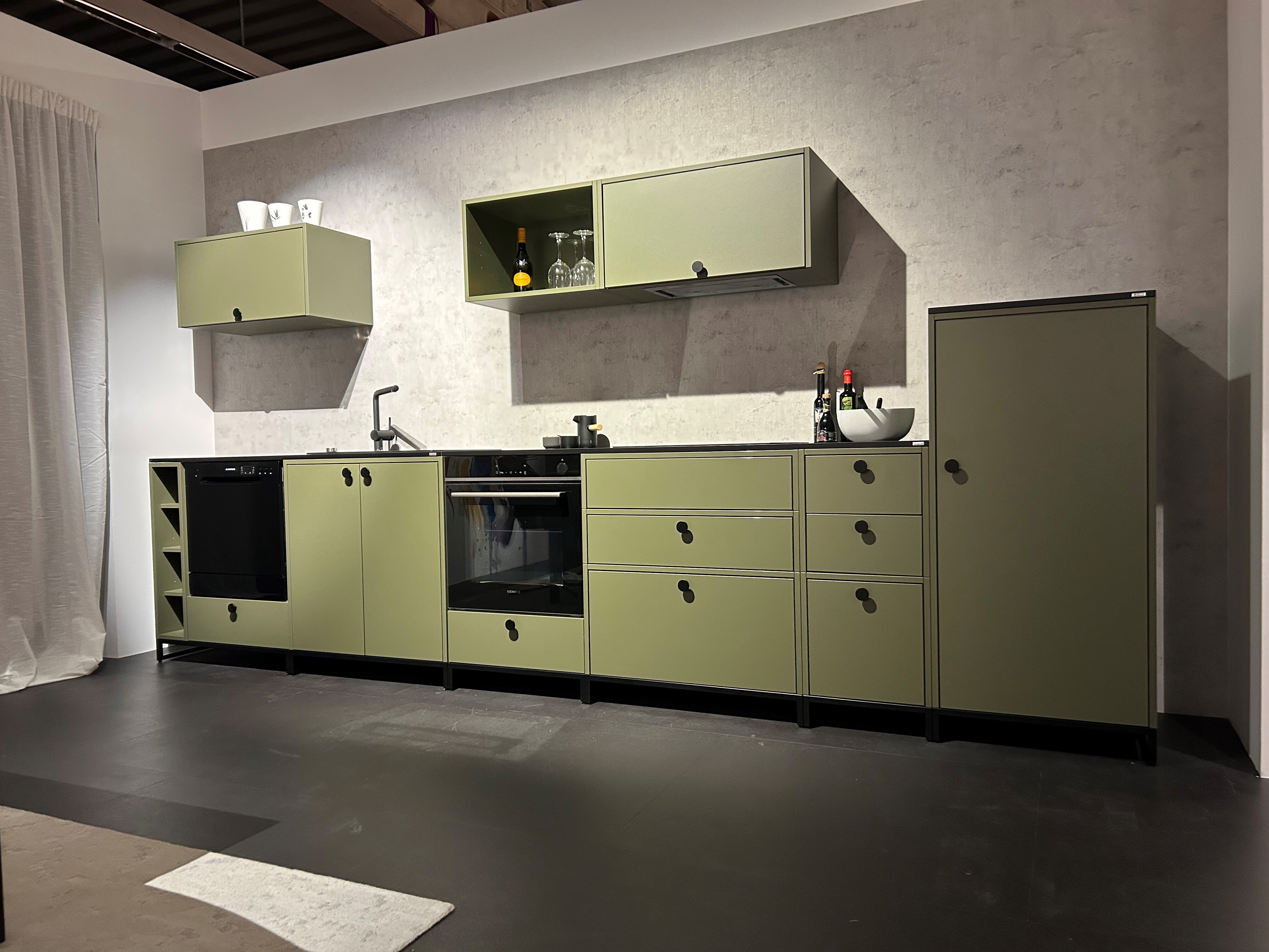 M1 keuken opstelling met trendkleur